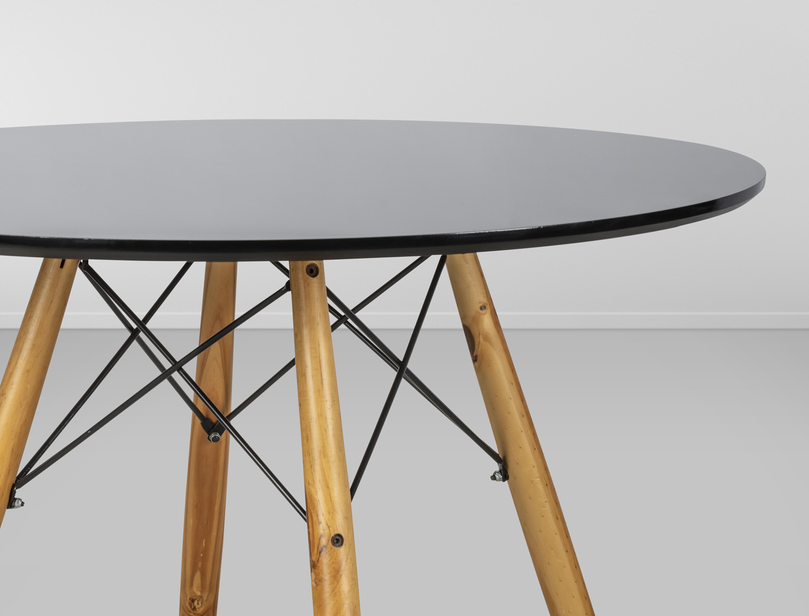 Mesa Lirio Redonda - Preto L:0,9 P:0,9